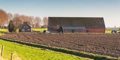 Bauernhof-Acker-Landwirtschaft-AdobeStock_47450868