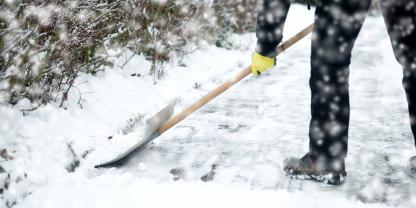 Gründliches Schneeräumen ist die beste Maßnahme gegen Glätte. Wer früh dran ist, spart sich oft eine Menge Streumittel.
