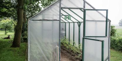 Die zweigeteilte Tür belüftet das Haus – ganz ohne Dachfenster.