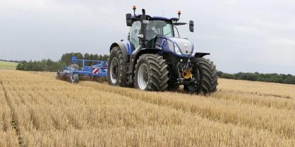 Mit 300 PS Nennleistung ist der New Holland T 7.315 in kräftiges Zugpferd. Die Marke gehört ebenso wie Case IH und Steyr zum CNH-Konzern.