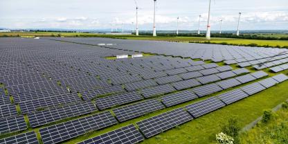 Wind-und-Solar-AdobeStock_829069935