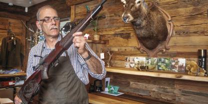 Gut investiertes Geld: Auch vor einem Waffenverkauf „von privat an privat“ lohnt eine Überprüfung durch einen versierten Büchsenmacher, wie hier bei Waffen Oberhammer in München-Pasing.