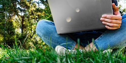 Die März-Webinare zur Baumartenwahl lassen sich auch im Outdoor-Office verfolgen.