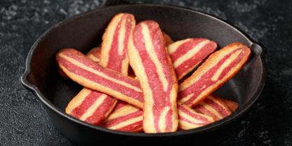 Veganer Bacon in einer Pfanne