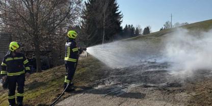 Die Freiwilligen Feuerwehren Preitenegg und Schiefling löschten die brennenden Planen sowie Silofolien. Ein Bauer (53) hatte sie angezündet.