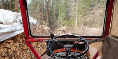 Blick aus einem Oldtimer Traktor im Wald