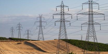 Stromleitung-Felder-AdobeStock_439080536