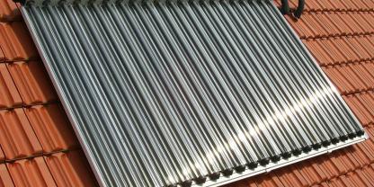 Solarthermieanlagen sind schon länger beliebt: Sie können die Trinkwassererwärmung und das Heizsystem unterstützen.