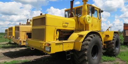 Ein gelber Kirovets Traktor