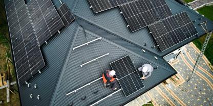Handwerker installieren Solarmodule auf einem Haudach: Die Anfrage nach PV-Anlagen auf dem Eigenheim steigt nach Angaben von E.ON derzeit wieder stark an.