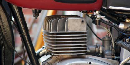 SYMBOLBILD: Die beliebten MZ Mopeds aus der DDR sind heute echter Kult. Eine Doku zeigt ihre Geschichte - von Alltagsmaschinen zu Ikonen der Zweiradwelt.