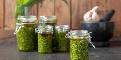 Selbstgemachtes Pesto aus Bärlauch sollte immer gekühlt und bald verzehrt werden,