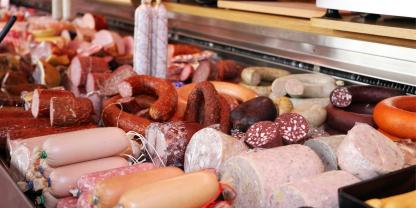 Wurst in einer Metzger-Theke