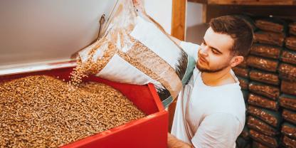Pellets-heizen-AdobeStock_683264539