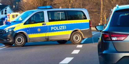 Ein Polizeiauto einer Straße