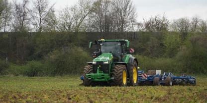 Mehr Leistung, neue Technik und ein klarer Fokus auf Effizienz machen die neue 8R-Serie zu einem der spannendsten Traktor-Updates des Jahres.