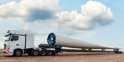 Ein Windrad auf einem Lastwagen