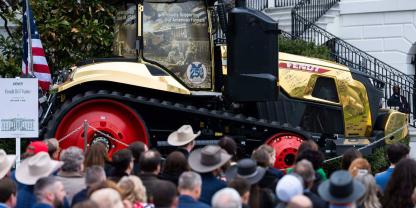 Ein goldener Fendt vor dem Weißen Haus