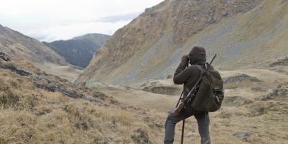 Bergjäger beim Ableuchten des Geländes.