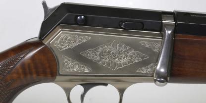 Der Aluminiumkasten ist hell eloxiert und je nach Ausführung graviert. Hier die Luxusversion mit Arabeskengravur.