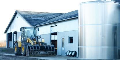 Bauernhof-Stall-Traktor-AdobeStock_417441131