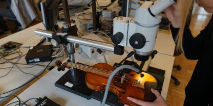 Eine Geige – aber keine Stradivari – im Jahrringlabor der WSL.