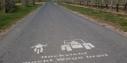 Auf Feldwegen begegnen sich Landwirte, Radfahrer und Fußgänger – viel Potenzial für Konflikte. Die Aktion „Rücksicht macht Wege breit“ macht im Raum Meckenheim/Alfter mit aufgesprühten Piktogrammen darauf auf Rücksichtnahme aufmerksam.