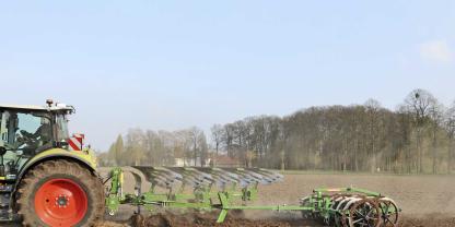 Den Teres 200 V Pflug von Amazone gibt es mit vier und fünf Scharen. Die Arbeitsbreite von 33 bis 55 cm pro Schar ist hydraulisch verstellbar.