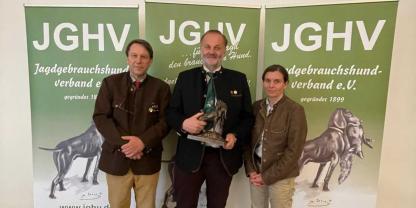 Friedhelm Röttgen (Mitte) nach der Verleihung der Statuette „Sperlingshund“ mit JGHV-Präsident Karl Walch (links) und der neuen Vizepräsidentin des JGHV Anja Blank (rechts).