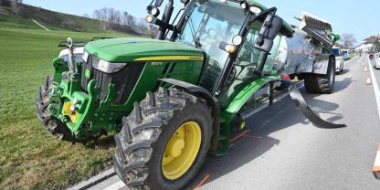 Ein John Deere Traktor ohne Reifen nach einem Unfall
