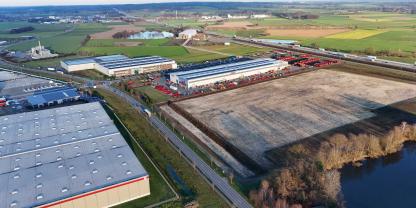 Eine neue, rund 40.000 Quadratmeter große Montagehalle für Selbstfahrer der Kartoffel- und Zuckerrbenernte soll bis Ende 2027 neben der bereits bestehenden Fertigung errichtet werden.