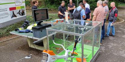 Ein Simulationsgerät am Stand der SVLFG vermittelt Vibrationen praxisnah.