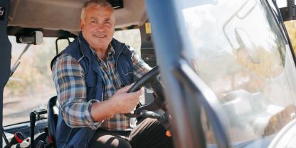 Landwirt-älter-Traktor-AdobeStock_820288752