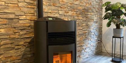 Ein Holzpelletofen in einem Wohnzimmer: Derzeit ist Heizen mit Pellets deutlich güntiger als mit Gas oder Heizöl.