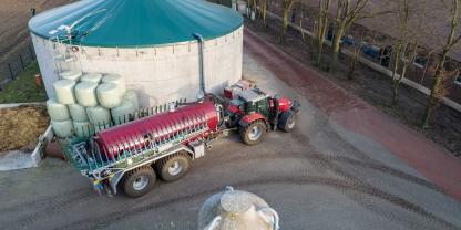 Gülle-auffüllen-Traktor-AdobeStock_285351446