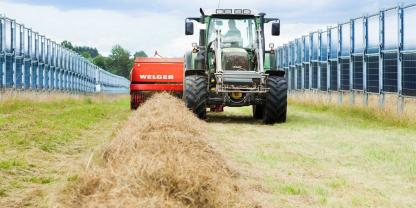 Die vertikale Agri-PV-Anlage schafft ein zukunftsweisendes Zusammenspiel von Landwirtschaft und Energieerzeugung.