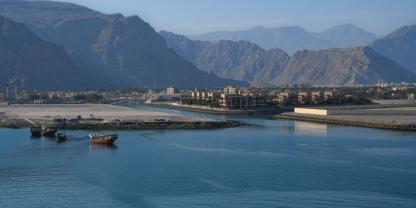 Die Straße von Hormus ist eine Meerenge zwischen Iran und Oman und eine wichtige Handelsroute für Erdöl und Erdgas. Eine Schließung wegen des Irankriegs hat weitreichende Folgen für die Energieversorgung weltweit.