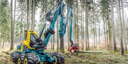 Der HSM 405 H4 mit dem für 40 m Rückegassen entwickelten M-Ausleger