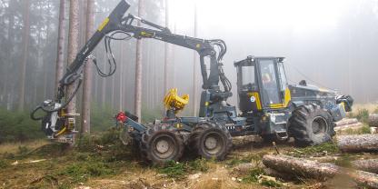 Lukas Reisinger fällt mit dem Welte W230K eine Fichte.