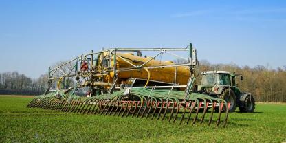 Gülle wird im Frühjahr auf einem Feld ausgebracht.