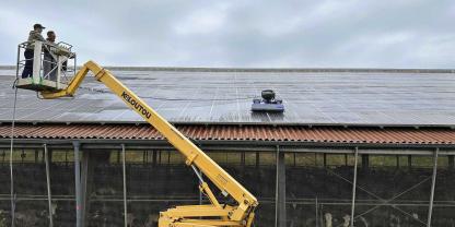 <b><i>Auf PV-Anlagen </i></b>über Tierställen bilden sich oft Flechten. Foto: HyCLEANER