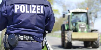 SYMBOLBILD: Ein Traktorfahrer war in Schortens ohne Versicherungsschutz unterwegs. Nun erwartet den Mann ein Strafverfahren.