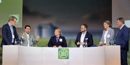 Dr. Henning Müller und Prof. Anthony Stein sprachen mit den Moderatoren Siv Biada und Erik Guttulsröd (beide DLG) über Chancen und Risiken bei der intensiven Nutzung von KI (v.l.).