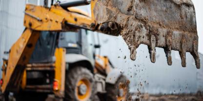 SYMBOLBILD: Ein Reiterhof aus Berlin-Zehlendorf wurde im Internet betrogen. Der gekaufte Radlader kam nie beim Kinder-Reitverein an. Nun wurde eine Spendenaktion gestartet.