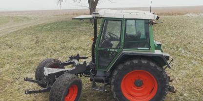 Ein Fendt GT mit Knicklenkung auf einer Wiese