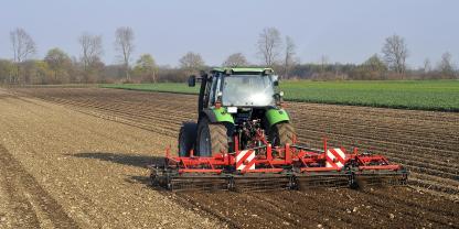 Ein Landwirt bei der Bodenbearbeitung im Frühjahr