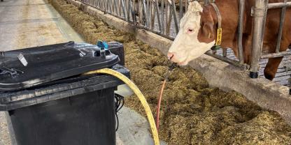 Mit dem Mülltonnen-Drencher ist der Landwirt flexibel auf dem Hof einsatzbereit.