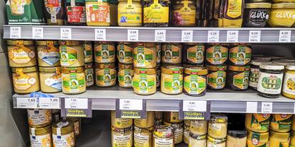 Honig aus Deutschland steht im Handel häufig im direkten Preisvergleich mit Honigmischungen aus dem Ausland.