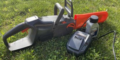 Alles was es braucht: Akku, Öl und natürlich die Säge.