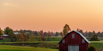 Eine Scheune auf einer Wiese in den USA